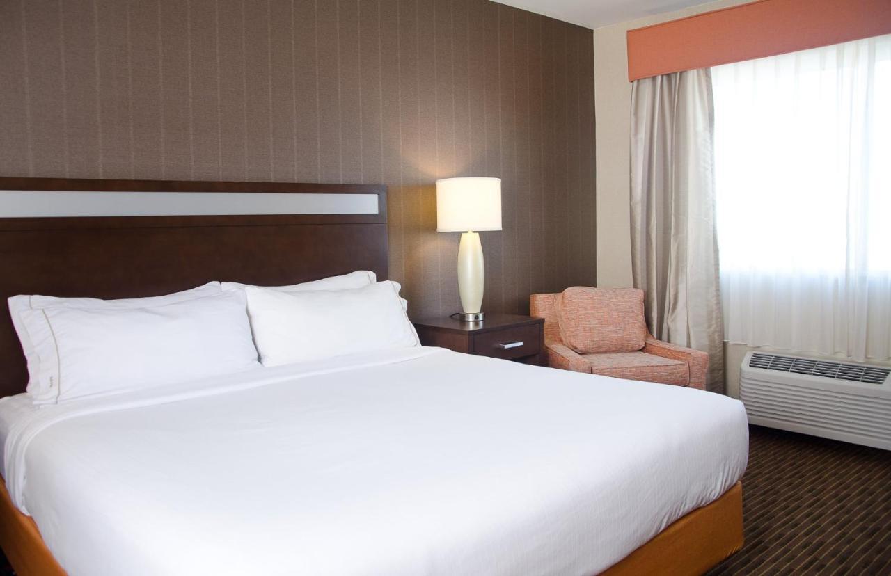 Holiday Inn Express Hotel & Suites Watertown - Thousand Islands By Ihg Exterior photo