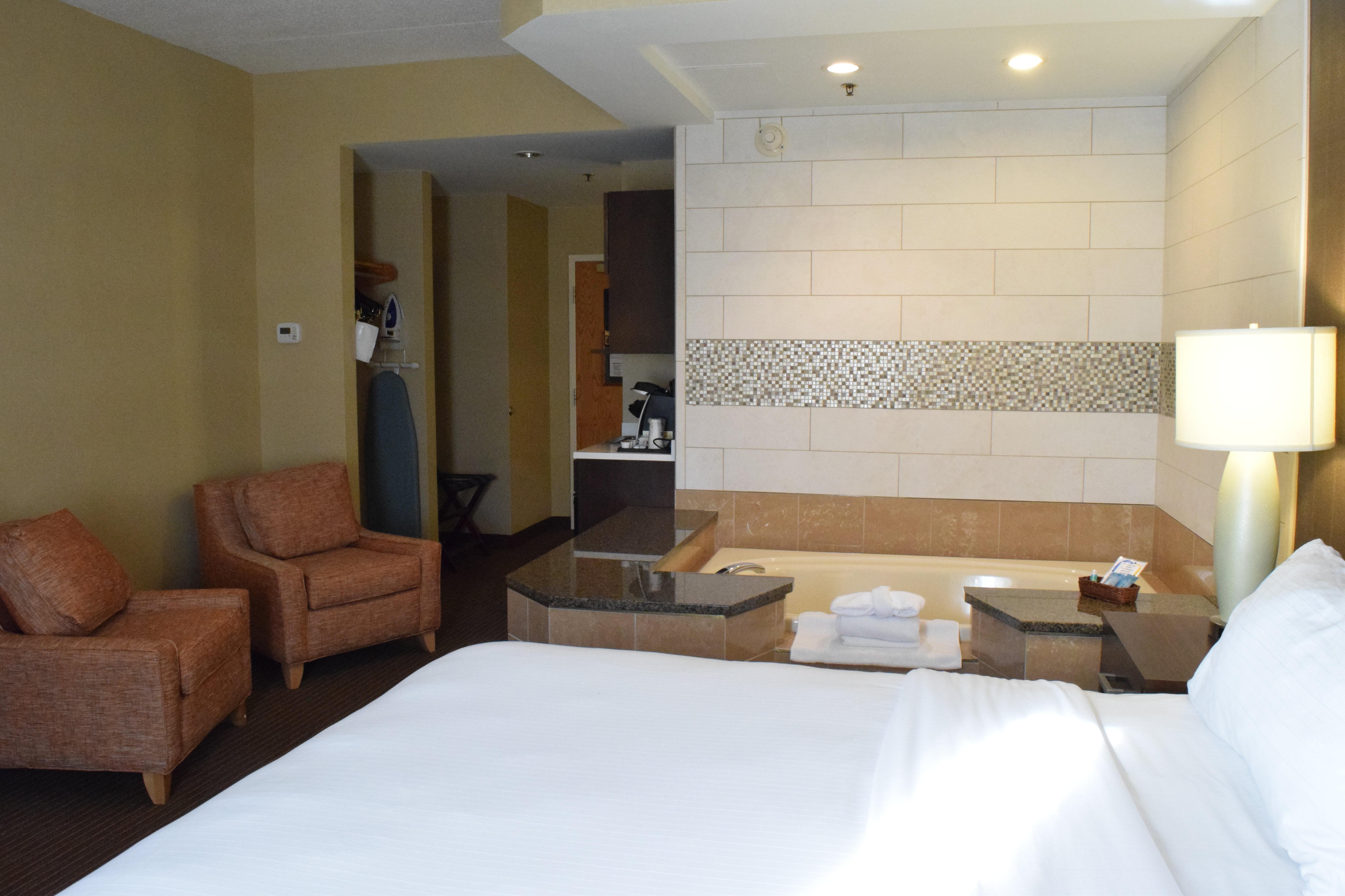 Holiday Inn Express Hotel & Suites Watertown - Thousand Islands By Ihg Exterior photo