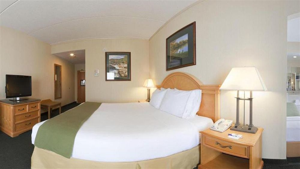 Holiday Inn Express Hotel & Suites Watertown - Thousand Islands By Ihg Exterior photo