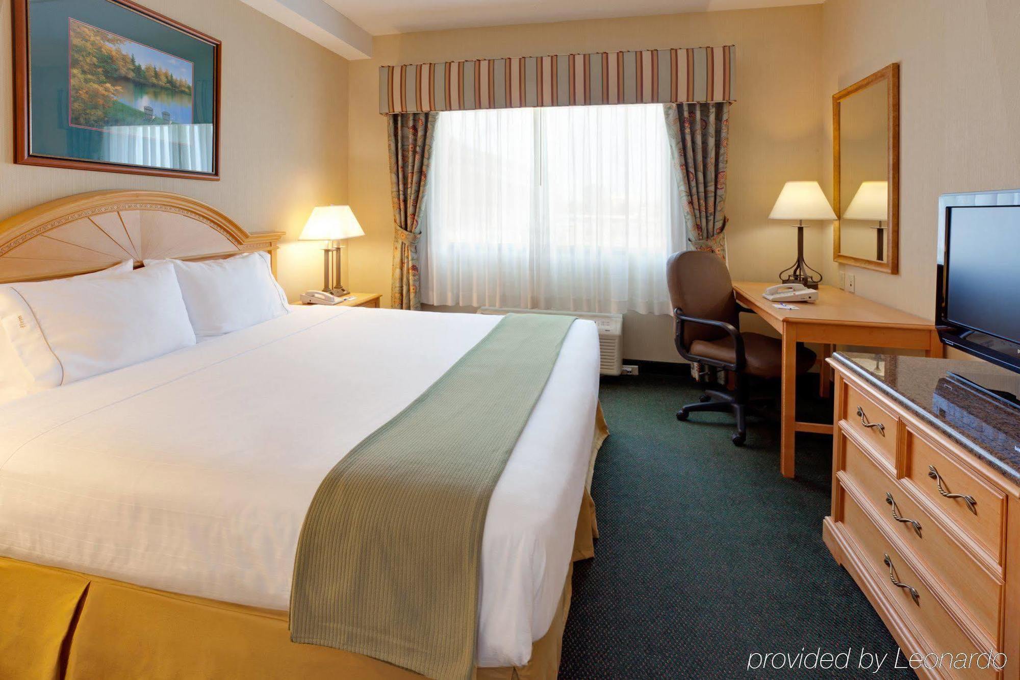 Holiday Inn Express Hotel & Suites Watertown - Thousand Islands By Ihg Room photo