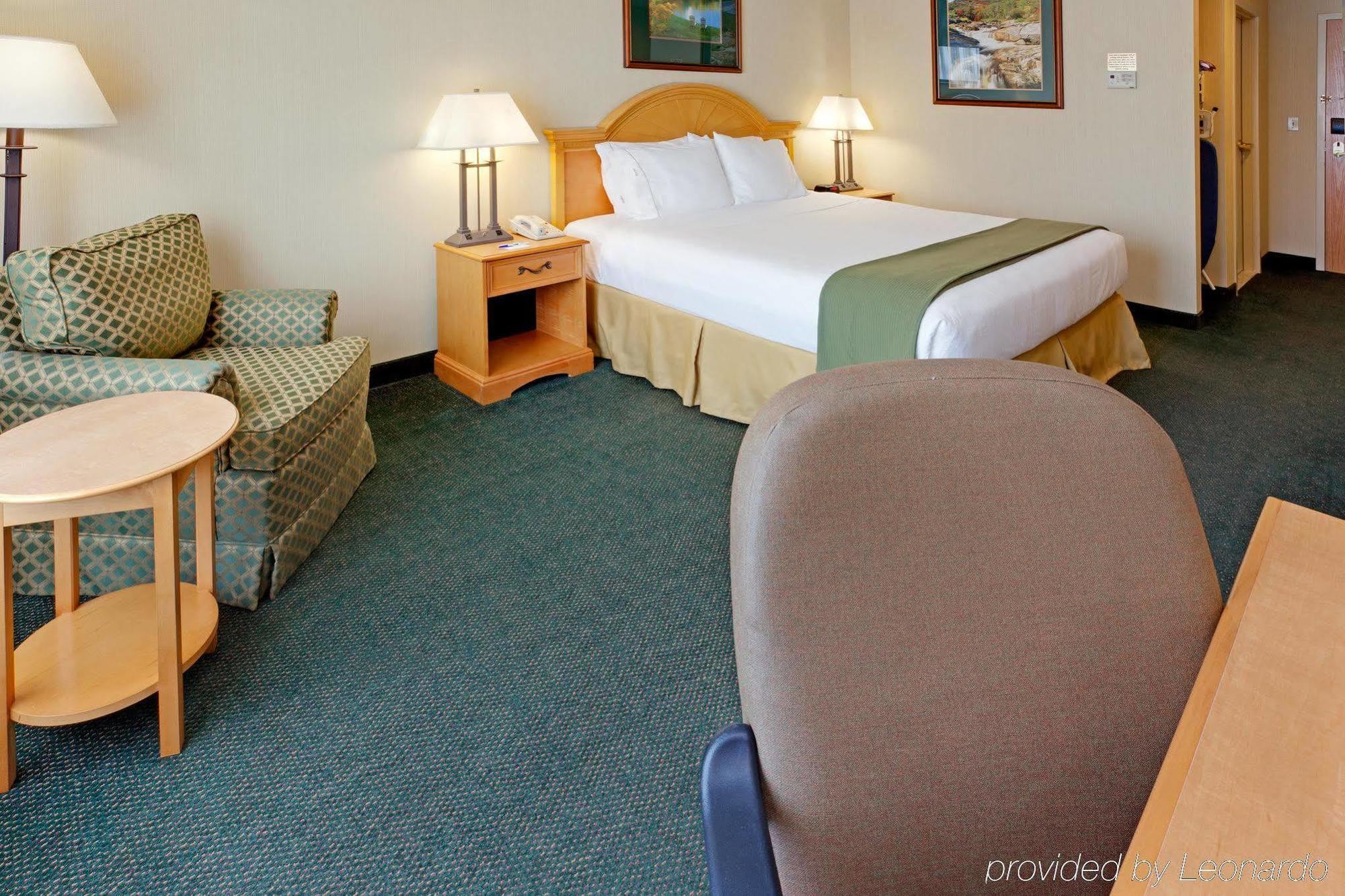 Holiday Inn Express Hotel & Suites Watertown - Thousand Islands By Ihg Room photo