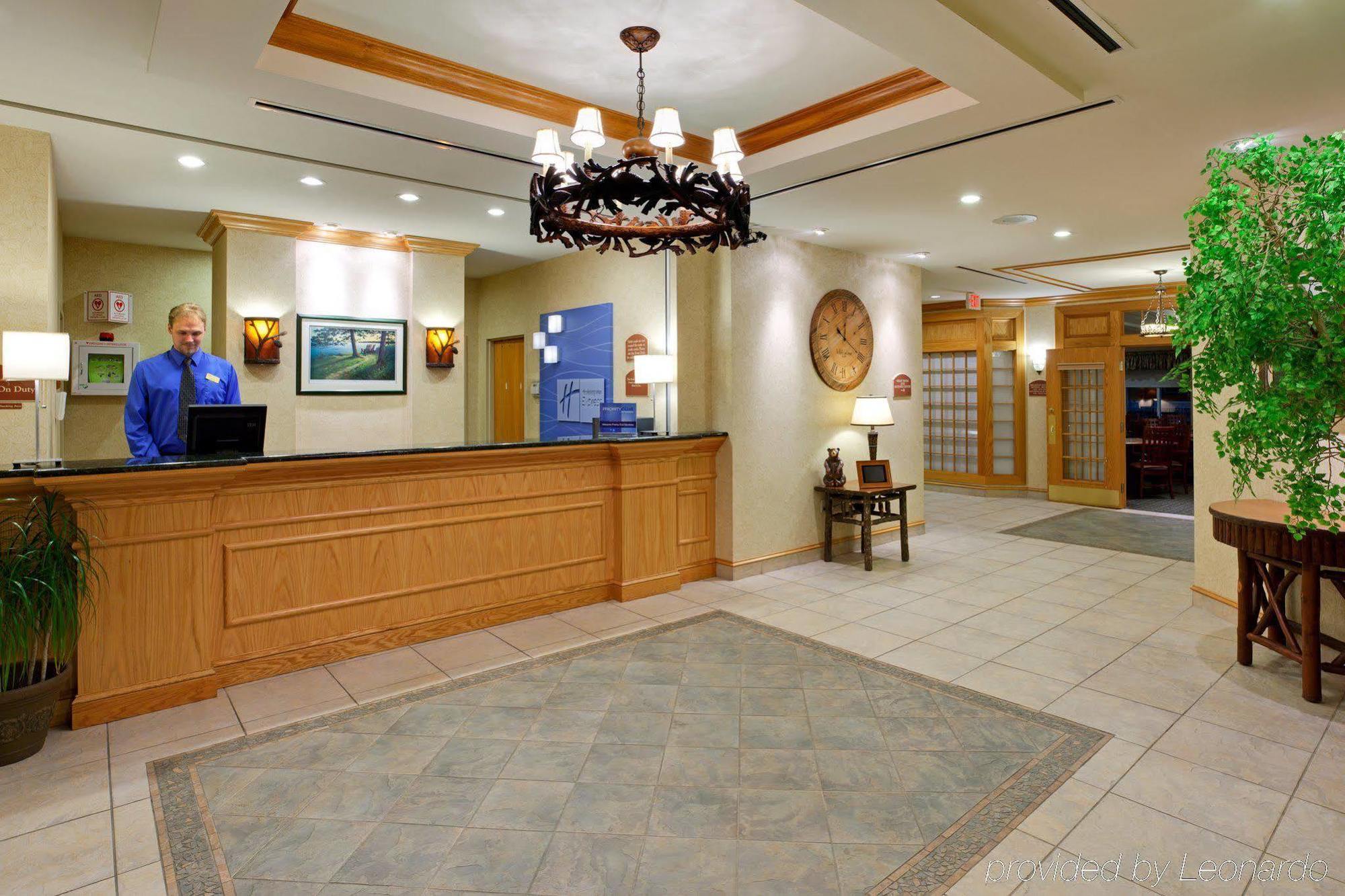 Holiday Inn Express Hotel & Suites Watertown - Thousand Islands By Ihg Exterior photo