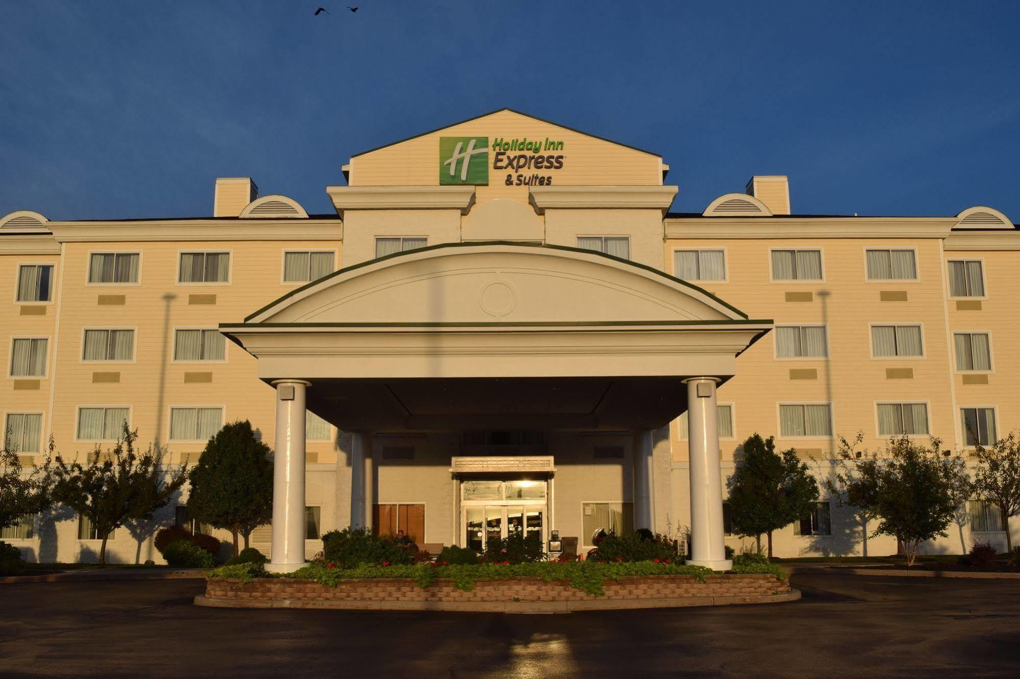 Holiday Inn Express Hotel & Suites Watertown - Thousand Islands By Ihg Exterior photo